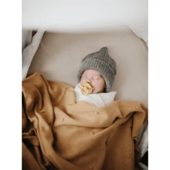 Mushie Gebreide Deken Textured Dots Mustard 80 X 100 Cm 9 Mushie Gebreide Deken Textured Dots Mustard 80 X 100 Cm -Little Wonders Verkoop mushie gebreide deken textured dots mustard 80 x 100 cm a401209 2